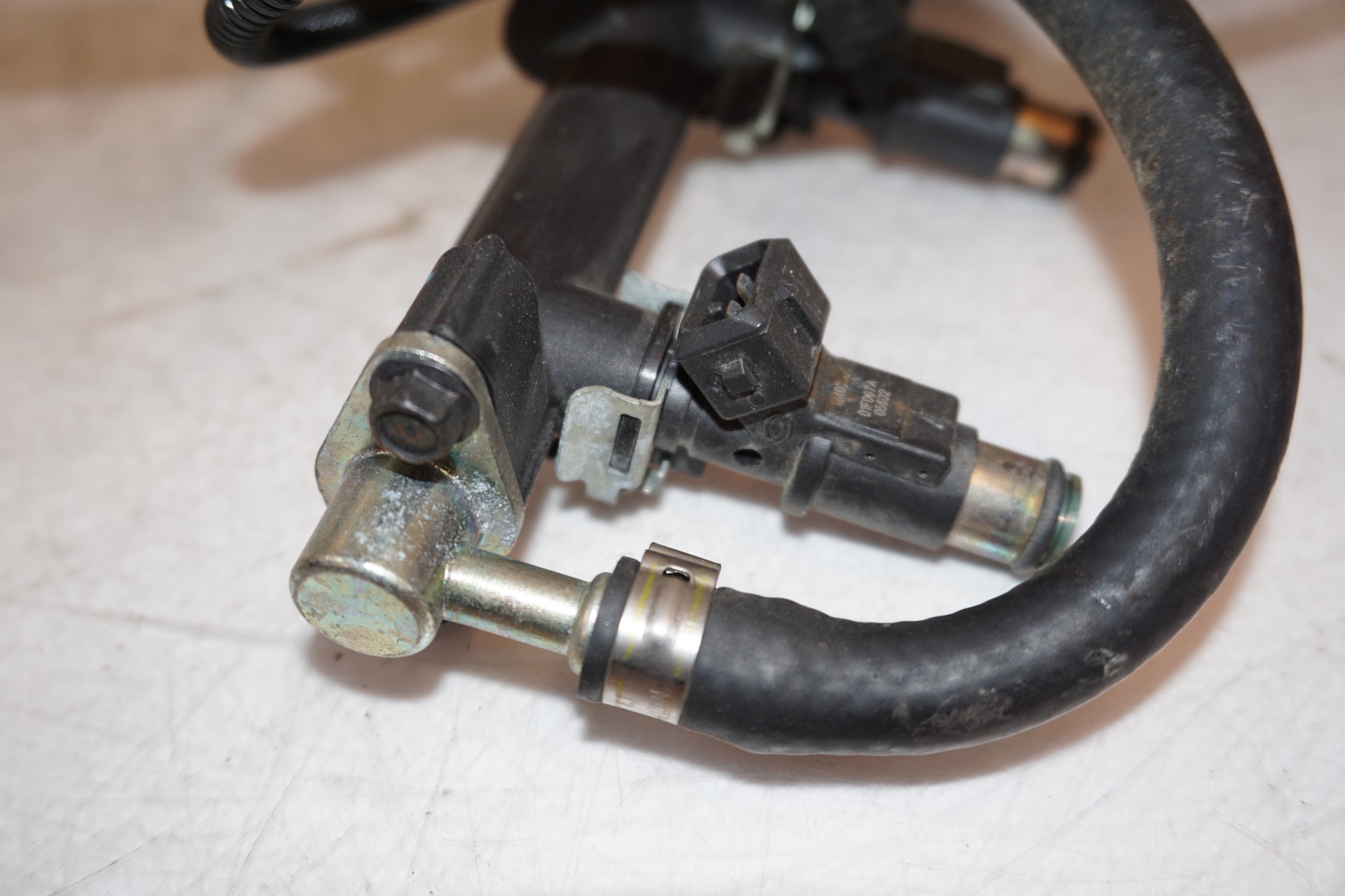 Snett nerifrån på Fuel Rail från en Triumph TT 600 -2000 motorcykel.