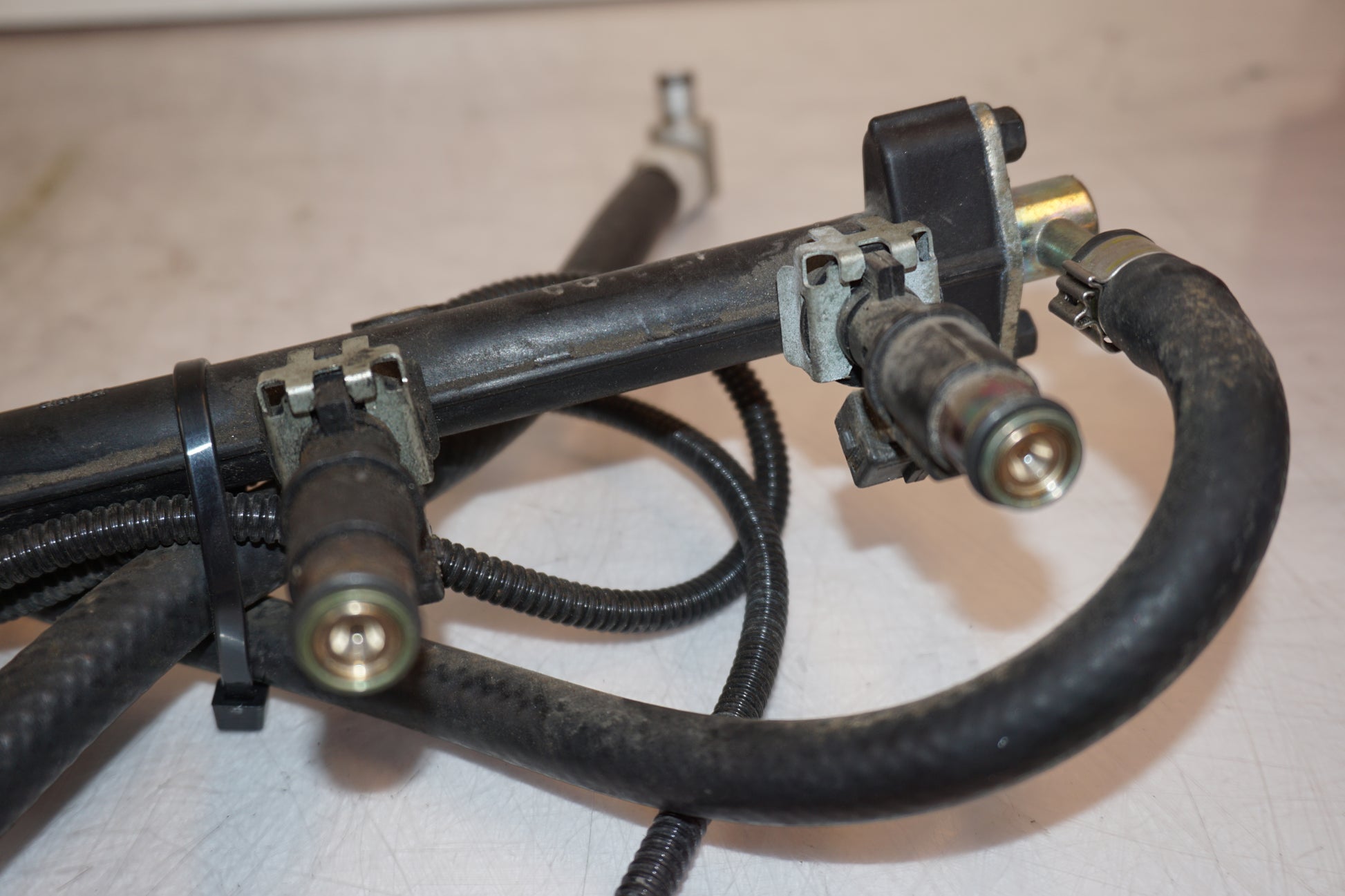 Extrabild1 på Fuel Rail från en Triumph TT 600 -2000 motorcykel.