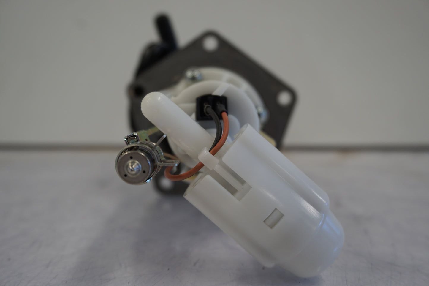 Snett nerifrån på Bensinpump insprut från en Kawasaki Versys 650 -2007 motorcykel.