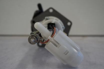 Snett nerifrån på Bensinpump insprut från en Kawasaki Versys 650 -2007 motorcykel.