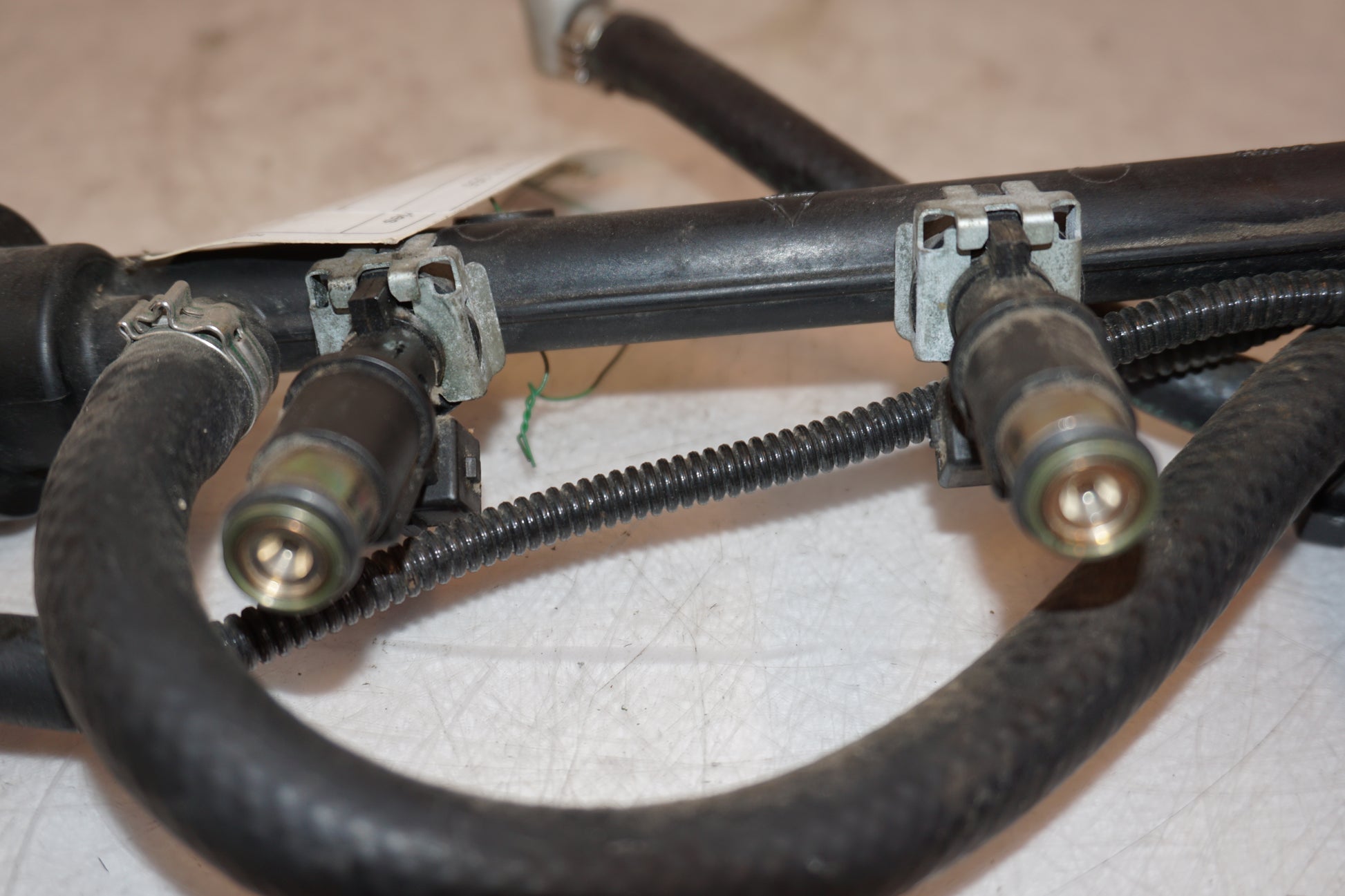 Extrabild2 på Fuel Rail från en Triumph TT 600 -2000 motorcykel.