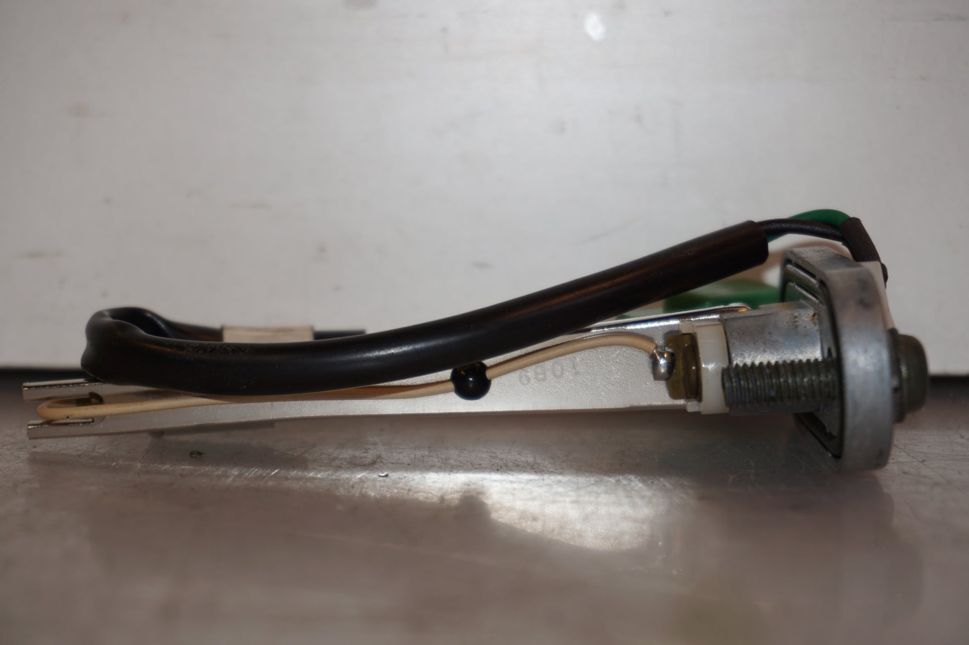 Baksidan på Bensintankgivare från en Yamaha YZF R6 -2000 motorcykel.