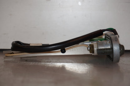 Baksidan på Bensintankgivare från en Yamaha YZF R6 -2000 motorcykel.