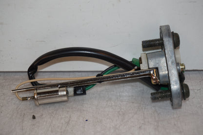 Höger sida på Bensintankgivare från en Yamaha YZF R6 -2000 motorcykel.