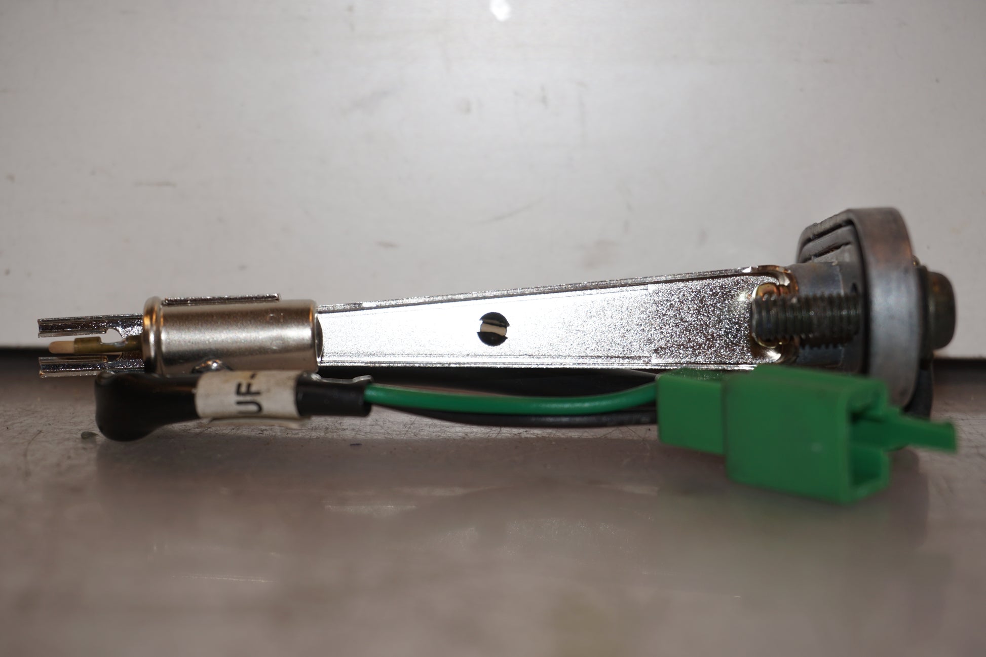 Vänster sida på Bensintankgivare från en Yamaha YZF R6 -2000 motorcykel.