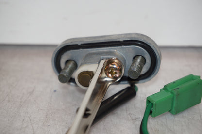 Snett nerifrån på Bensintankgivare från en Yamaha YZF R6 -2000 motorcykel.