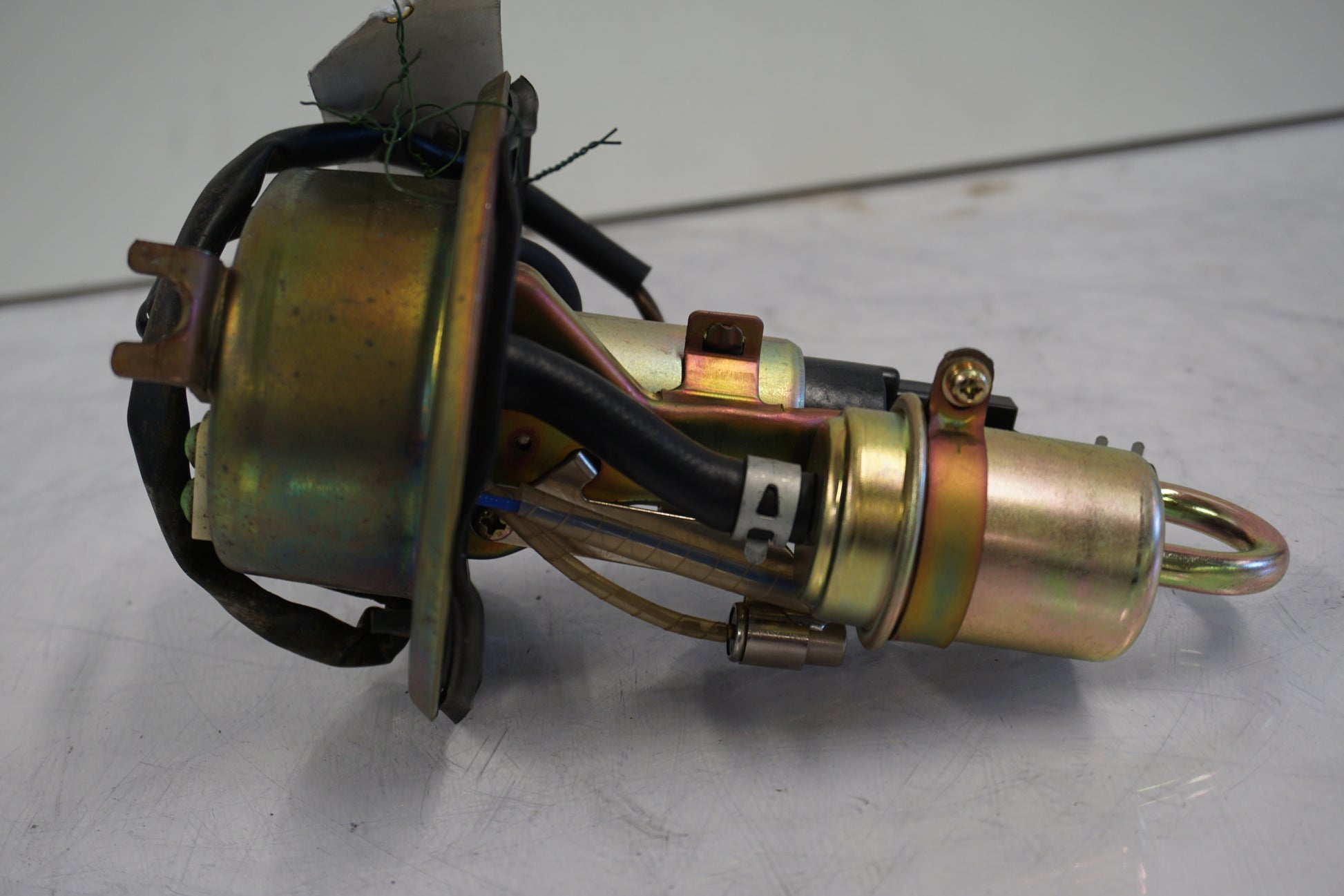 Snett nerifrån på Bensinpump insprut från en Honda CBR 900 RR -2000 motorcykel.