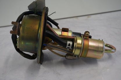 Snett nerifrån på Bensinpump insprut från en Honda CBR 900 RR -2000 motorcykel.