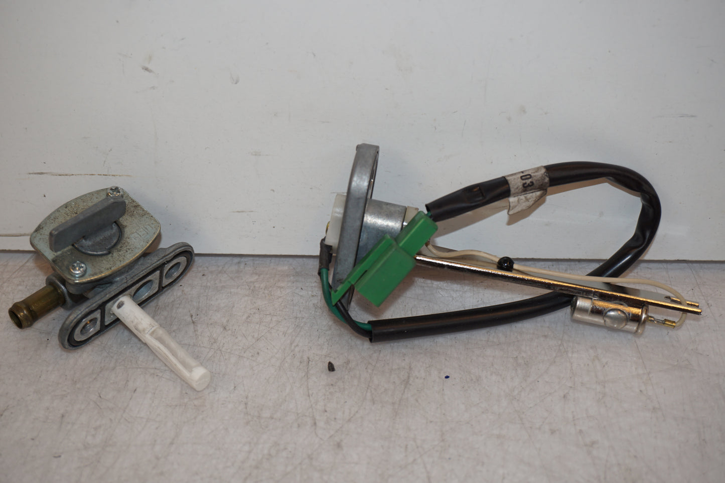 Framsidan på Bensintankgivare från en Yamaha YZF 1000 R1 -2001 motorcykel.