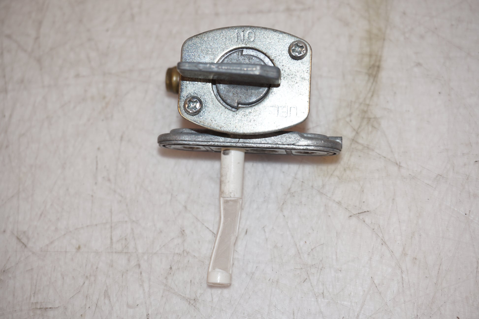 Baksidan på Bensintankgivare från en Yamaha YZF 1000 R1 -2001 motorcykel.