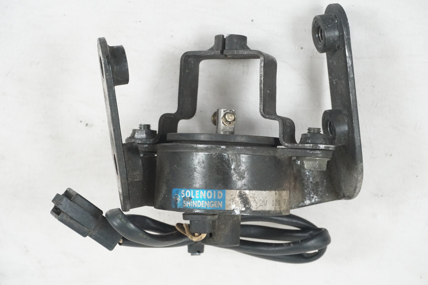 Framsidan på Dekompsolenoid från en Suzuki VS 1400 -1998 motorcykel.