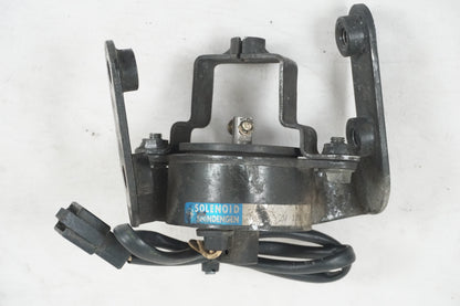 Framsidan på Dekompsolenoid från en Suzuki VS 1400 -1998 motorcykel.