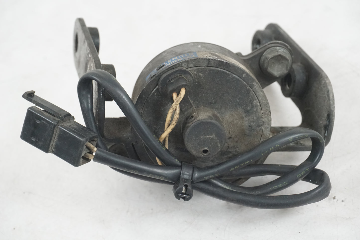 Baksidan på Dekompsolenoid från en Suzuki VS 1400 -1998 motorcykel.