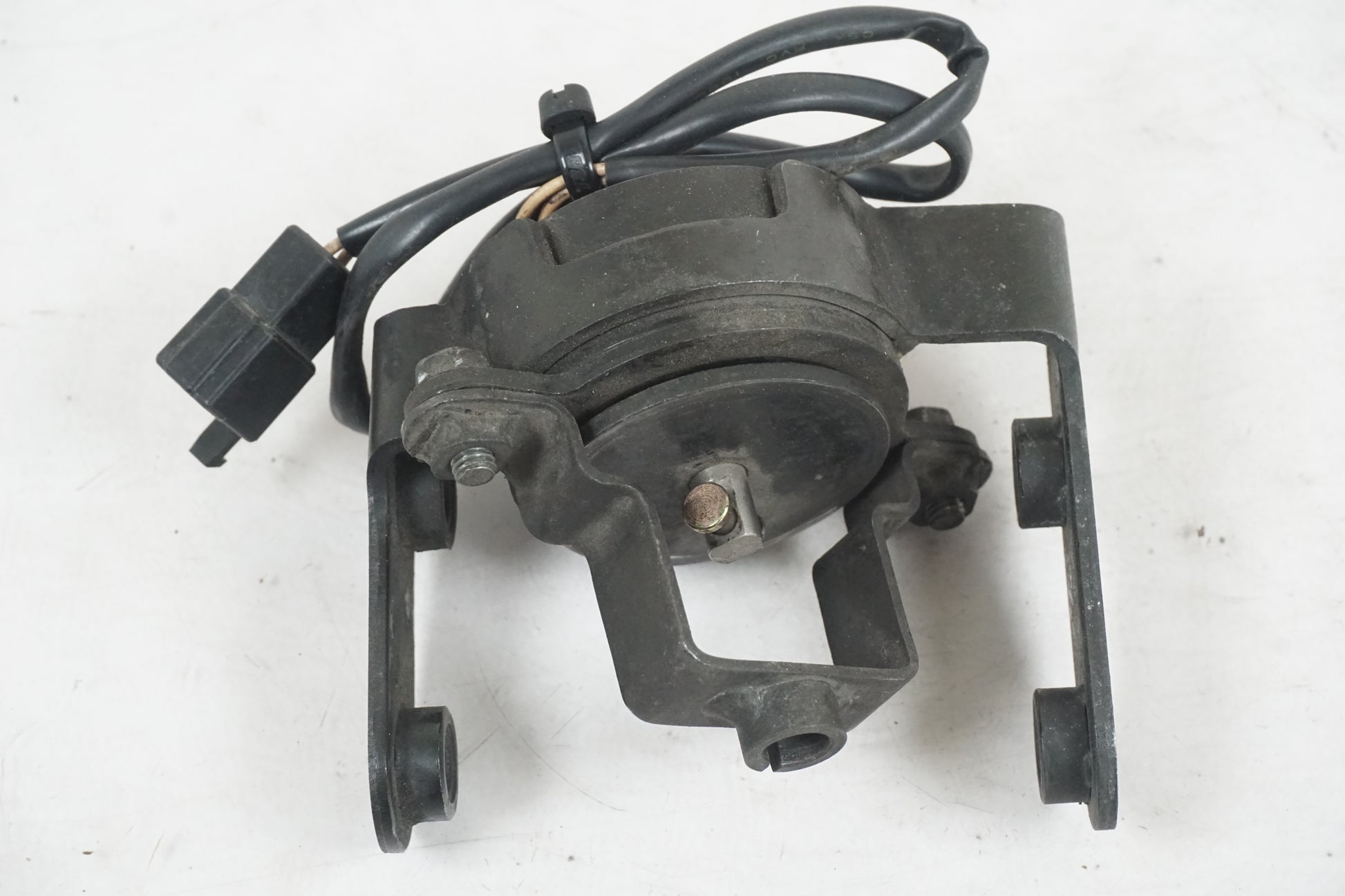 Höger sida på Dekompsolenoid från en Suzuki VS 1400 -1998 motorcykel.