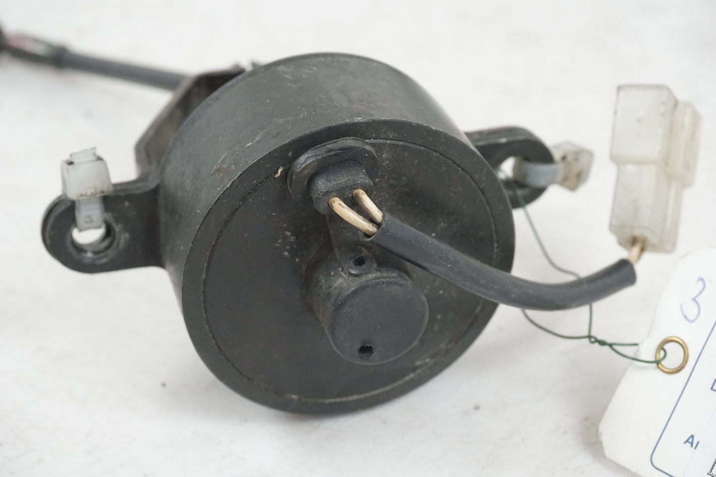 Baksidan på Dekompsolenoid från en Suzuki LS 650 -1996 motorcykel.