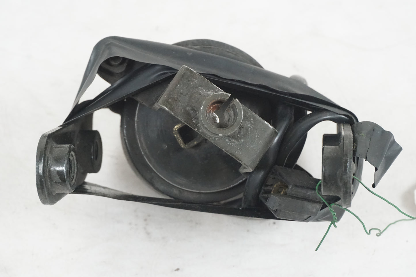 Baksidan på Dekompsolenoid från en Suzuki VS 1400 -1996 motorcykel.