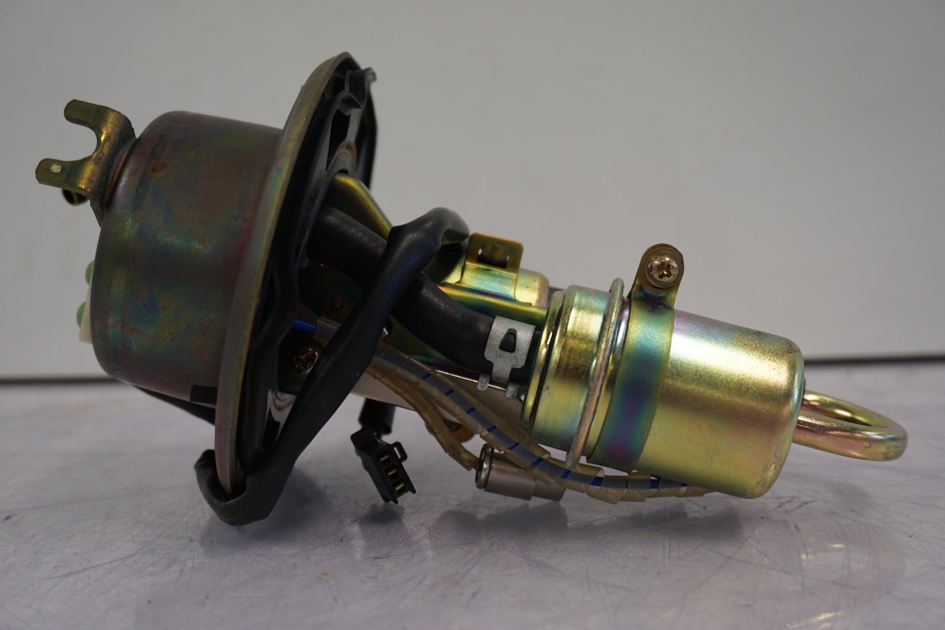 Höger sida på Bensinpump insprut från en Honda CBR 900 RR -2000 motorcykel.