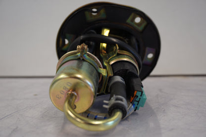 Vänster sida på Bensinpump insprut från en Honda CBR 900 RR -2000 motorcykel.