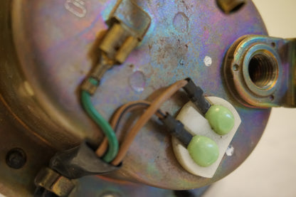 Snett nerifrån på Bensinpump insprut från en Honda CBR 900 RR -2000 motorcykel.