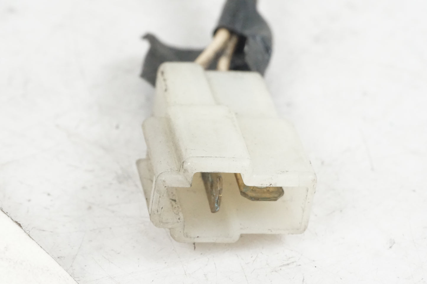 Baksidan på Dekompsolenoid från en Suzuki DR 800 S -1996 motorcykel.