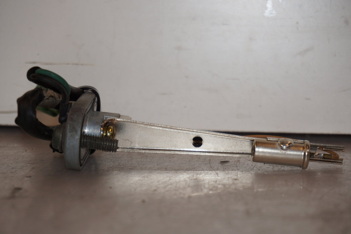 Baksidan på Bensintankgivare från en Yamaha YZF R6 -2001 motorcykel.