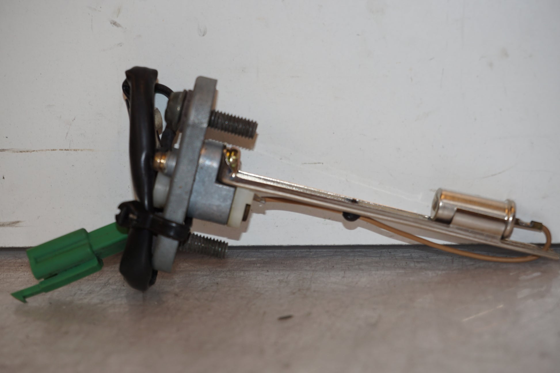 Höger sida på Bensintankgivare från en Yamaha YZF R6 -2001 motorcykel.