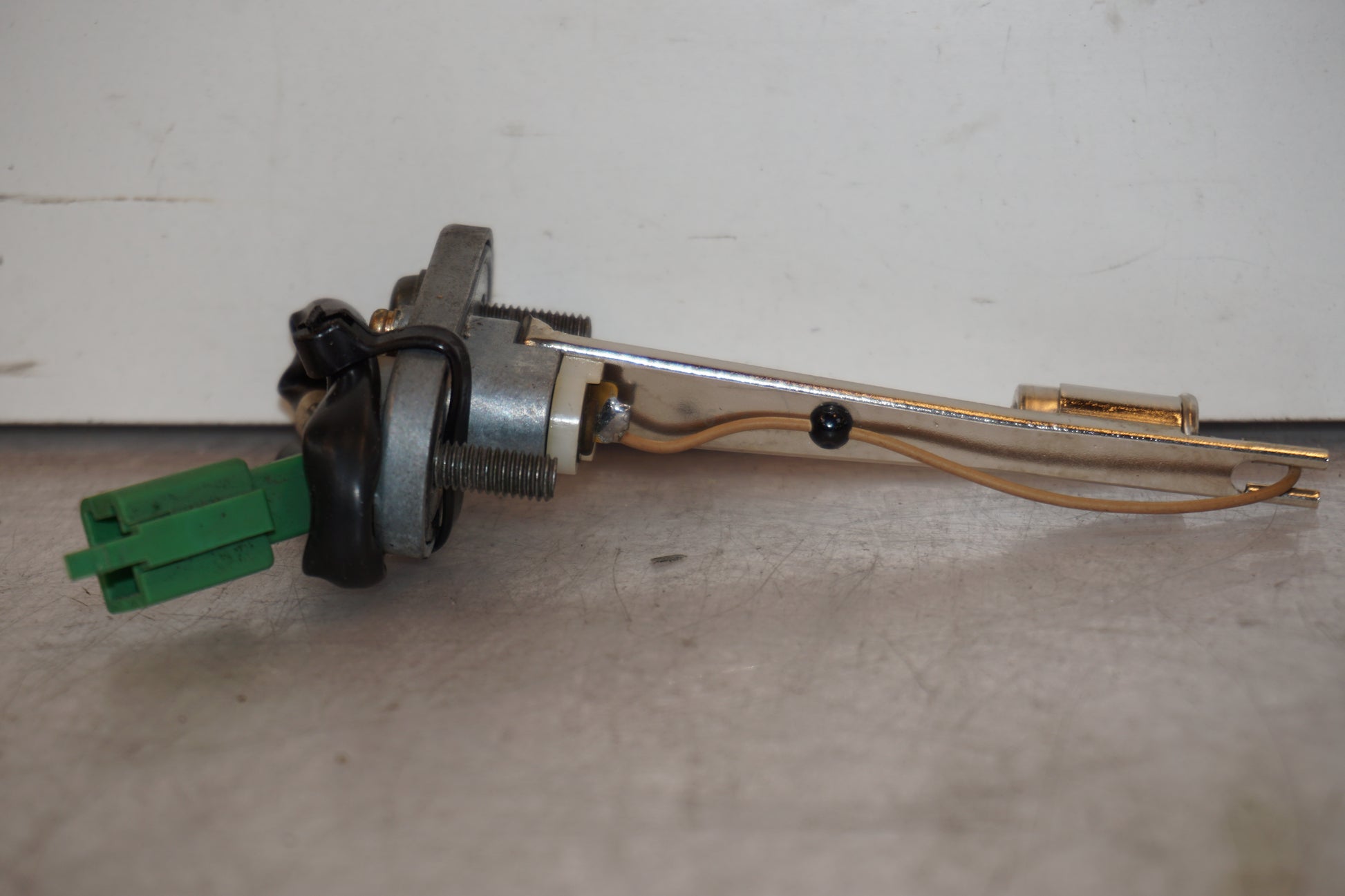 Vänster sida på Bensintankgivare från en Yamaha YZF R6 -2001 motorcykel.