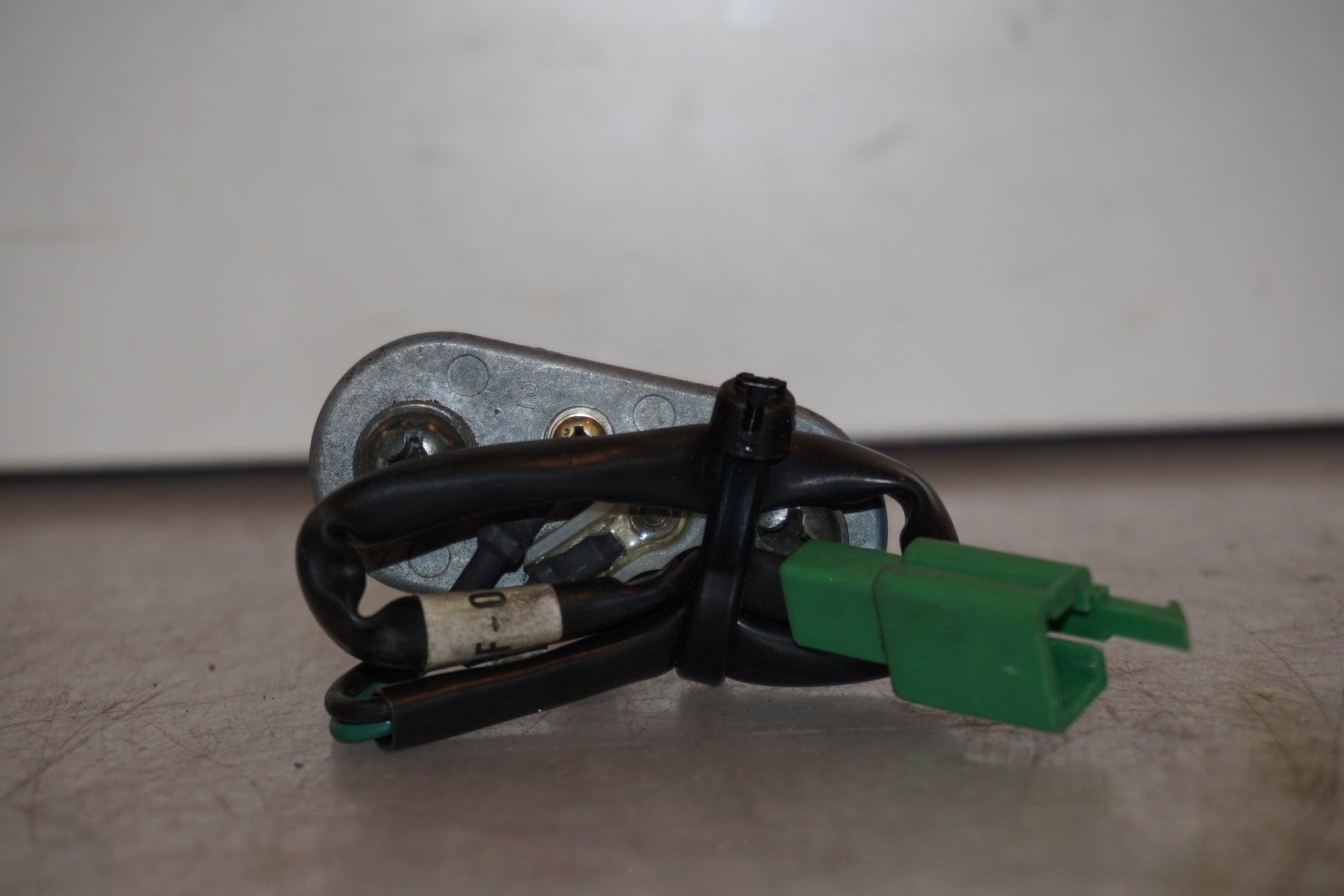 Snett uppifrån på Bensintankgivare från en Yamaha YZF R6 -2001 motorcykel.