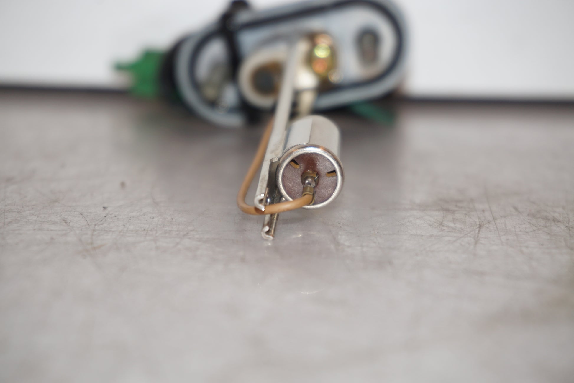 Snett nerifrån på Bensintankgivare från en Yamaha YZF R6 -2001 motorcykel.