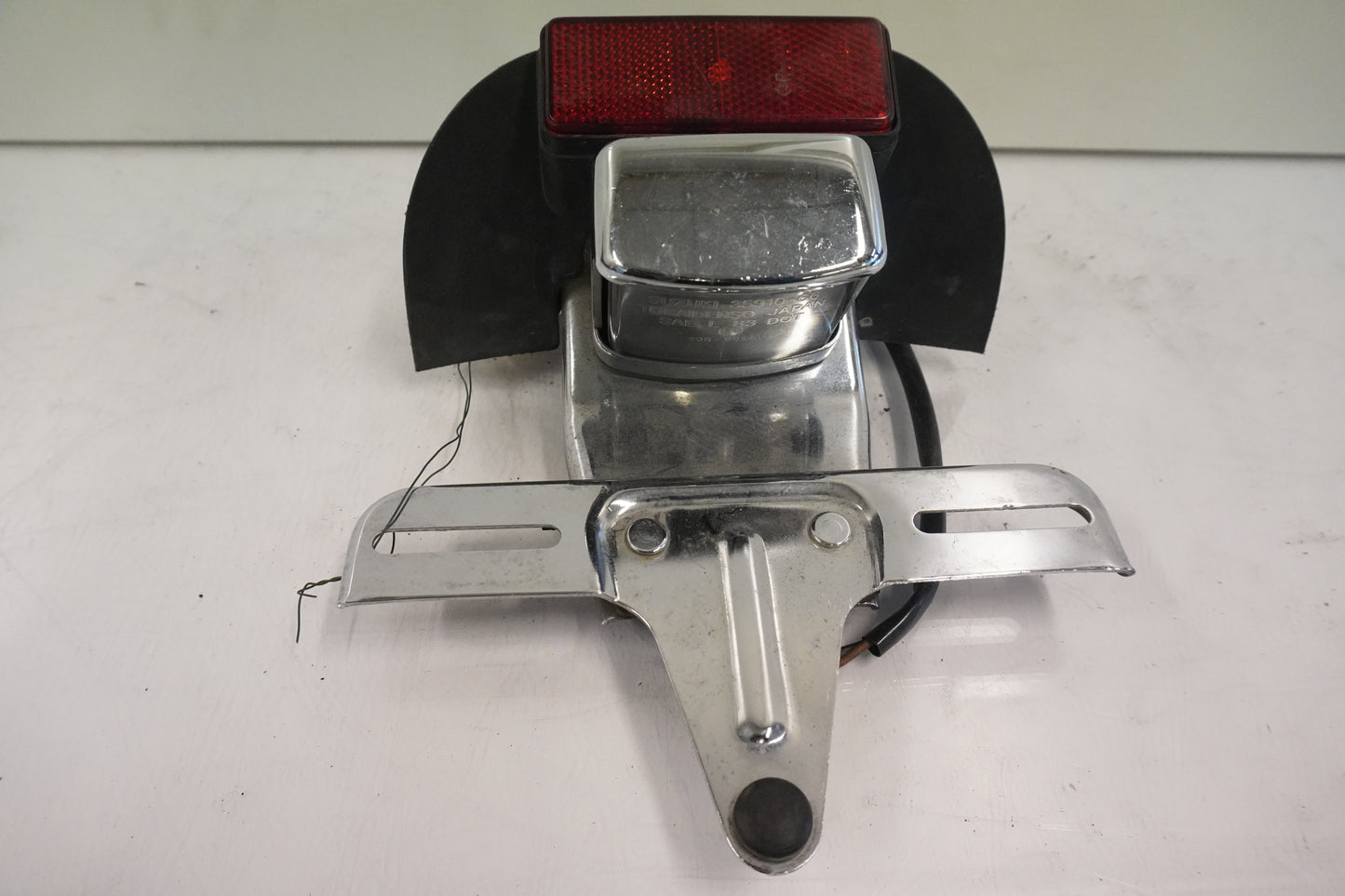 Baksidan på Skyltbelysning från en Suzuki VS 1400 -1997 motorcykel.