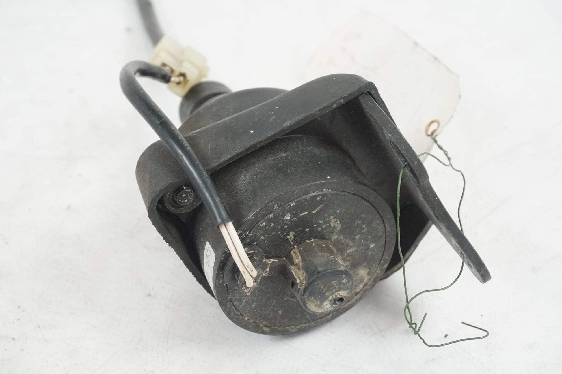 Vänster sida på Dekompsolenoid från en Suzuki DR 650 -1995 motorcykel.