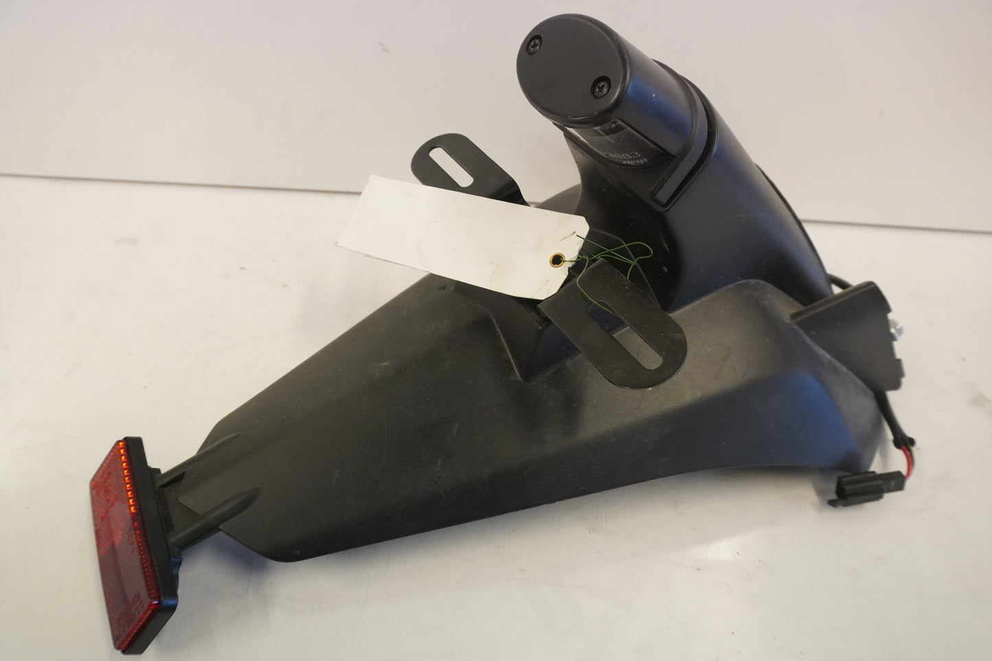 Framsidan på Skylthållare från en Kawasaki Versys 1000 -2012 motorcykel.