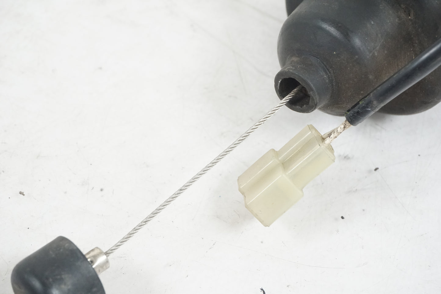 Snett uppifrån på Dekompsolenoid från en Suzuki DR 650 -1995 motorcykel.