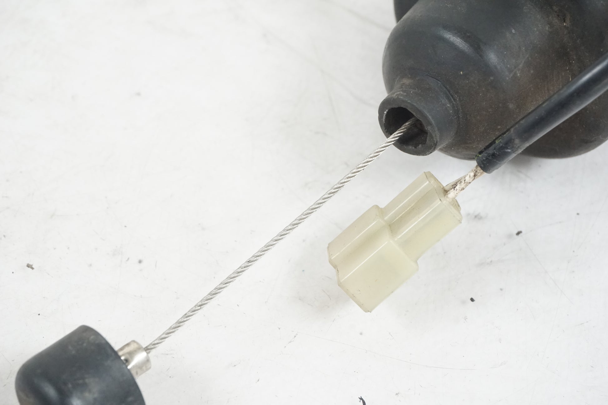 Snett uppifrån på Dekompsolenoid från en Suzuki DR 650 -1995 motorcykel.