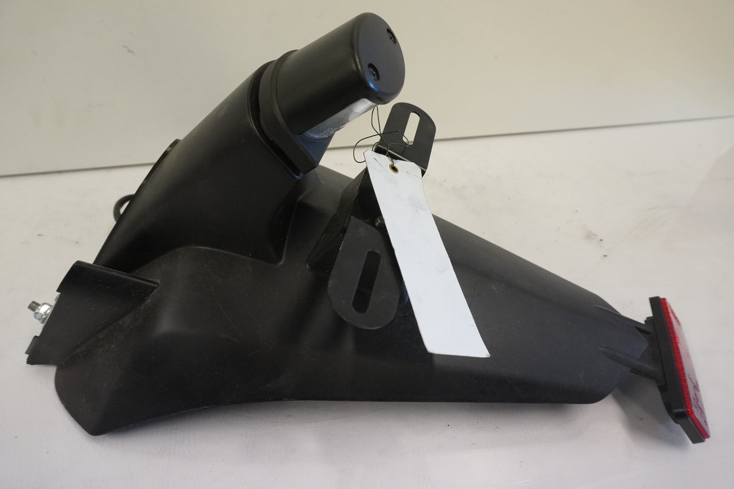 Baksidan på Skylthållare från en Kawasaki Versys 1000 -2012 motorcykel.