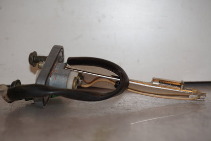 Baksidan på Bensintankgivare från en Yamaha YZF R6 -2001 motorcykel.