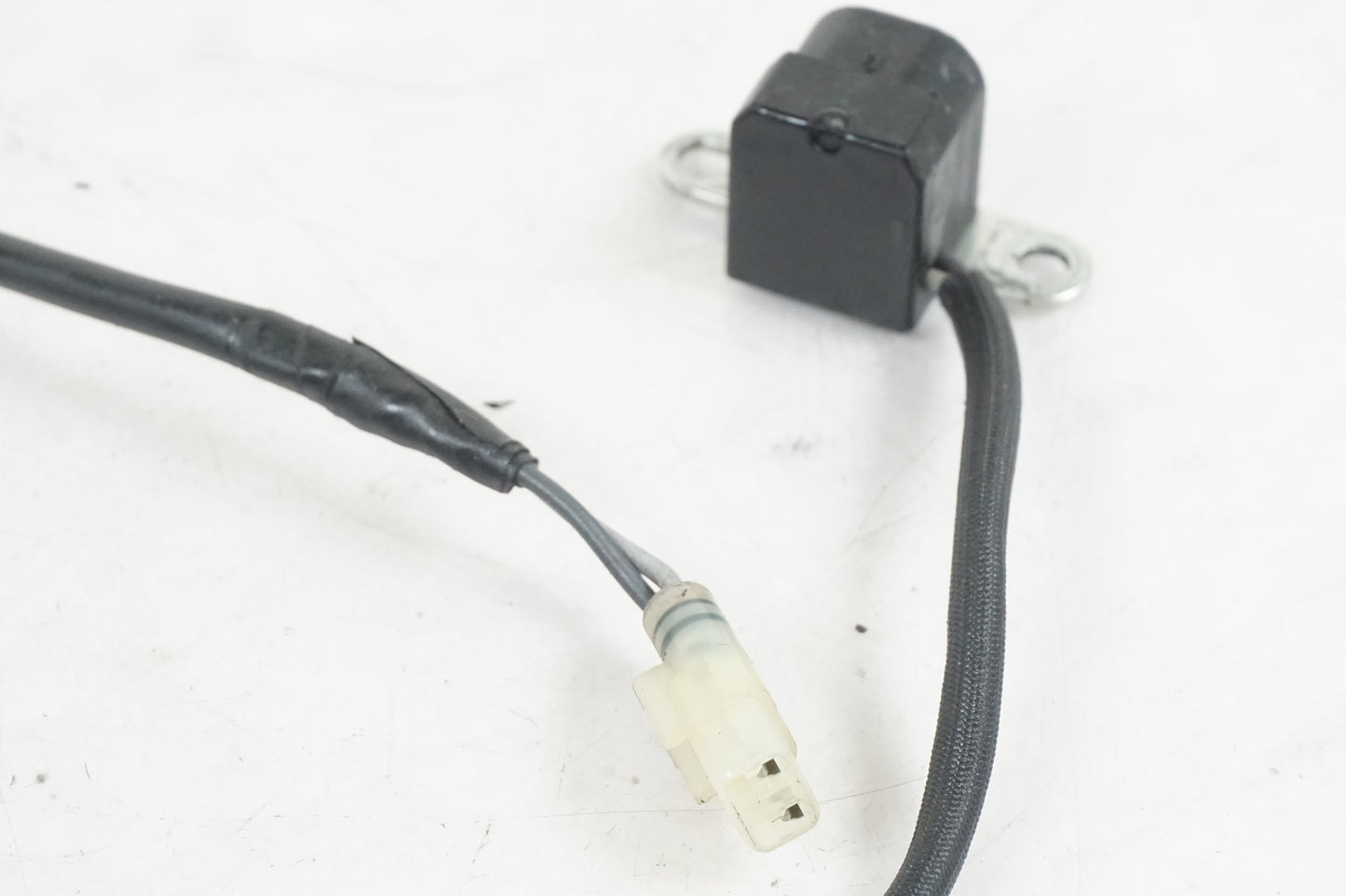 Baksidan på Tändpickup från en Triumph Tiger 800 -2011 motorcykel.