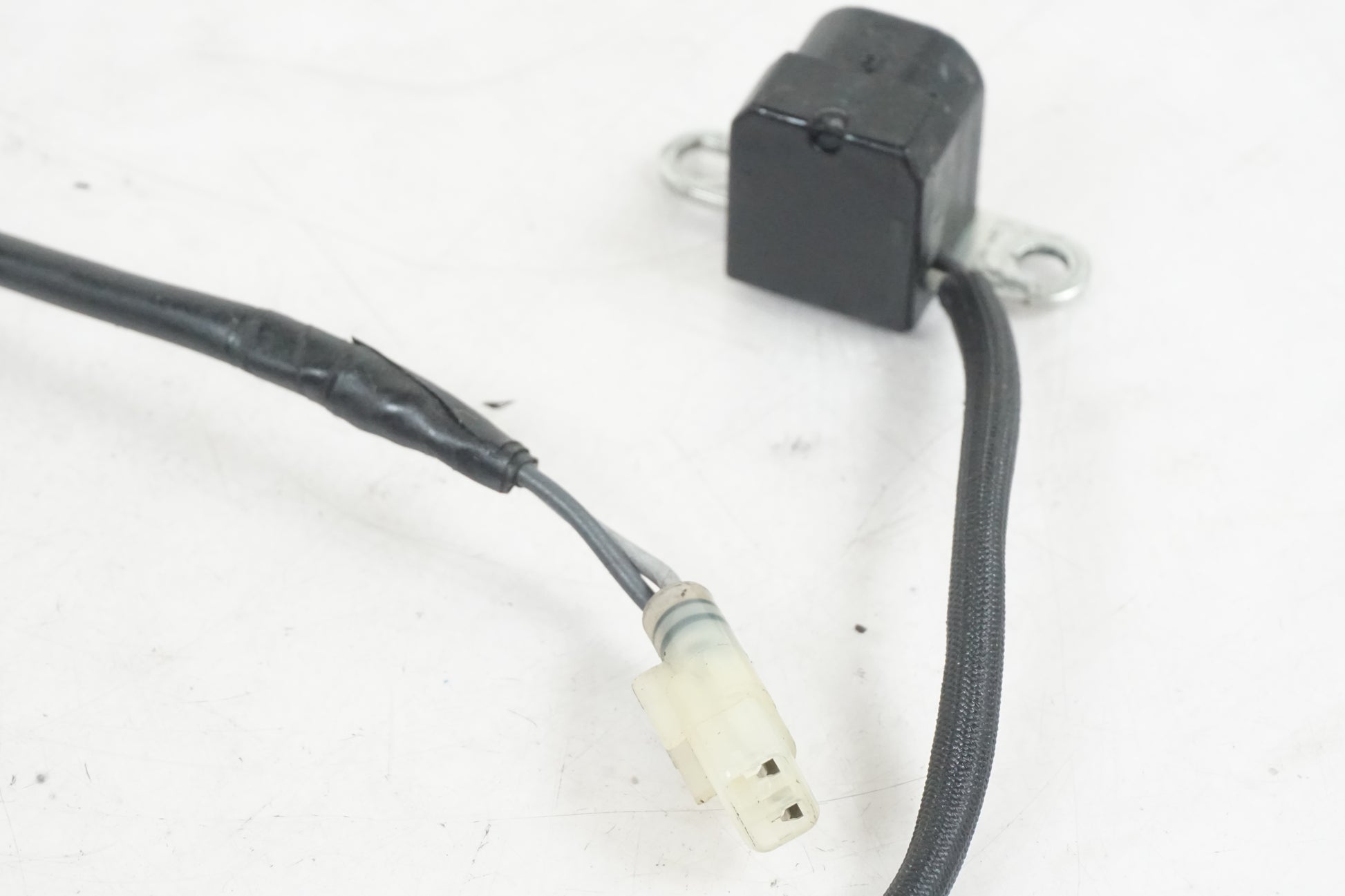 Baksidan på Tändpickup från en Triumph Tiger 800 -2011 motorcykel.