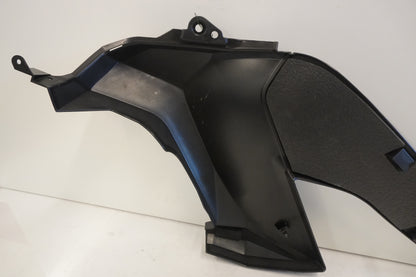 Vänster sida på Sidkåpa från en Kawasaki Versys 1000 -2015 motorcykel.