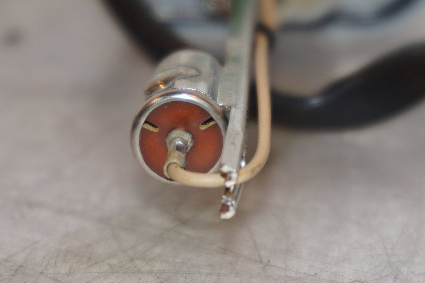 Snett nerifrån på Bensintankgivare från en Yamaha YZF R6 -2001 motorcykel.