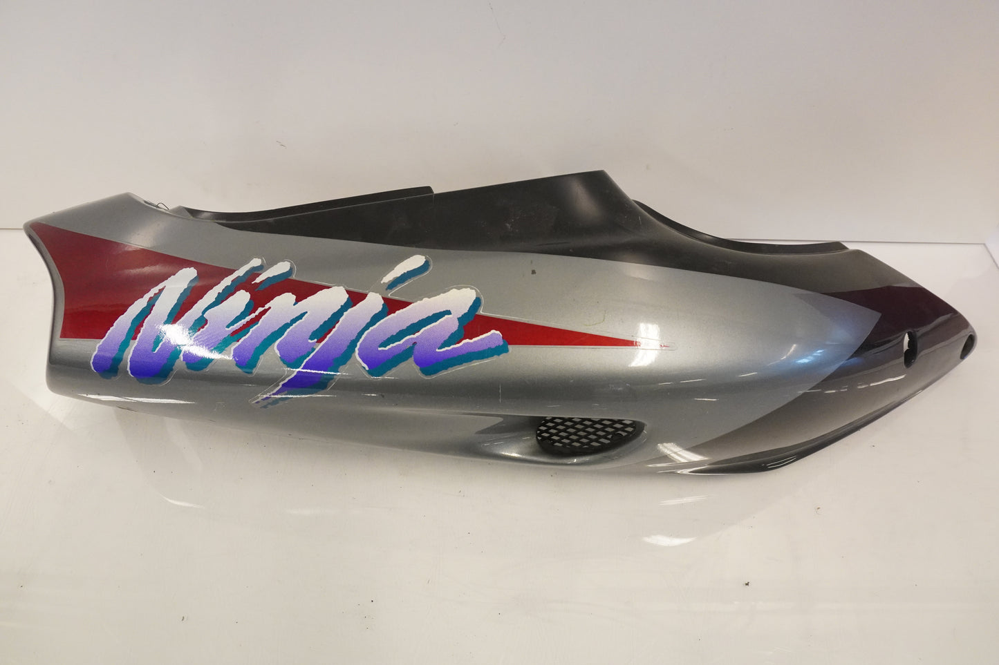 Framsidan på Bakvinge från en Kawasaki ZX-9R -1994 motorcykel.