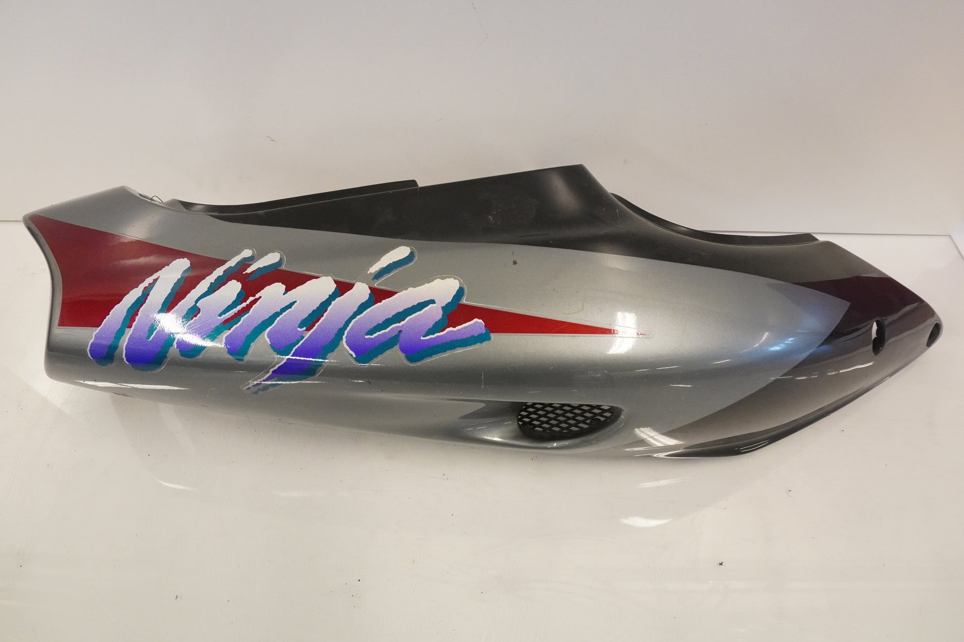 Framsidan på Bakvinge från en Kawasaki ZX-9R -1994 motorcykel.