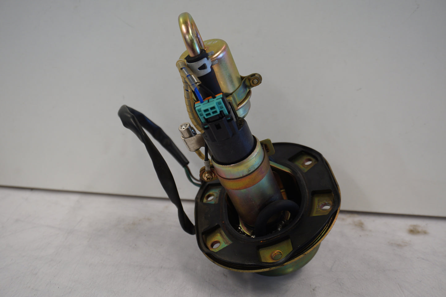 Vänster sida på Bensinpump insprut från en Honda CBR 900 RR -2000 motorcykel.