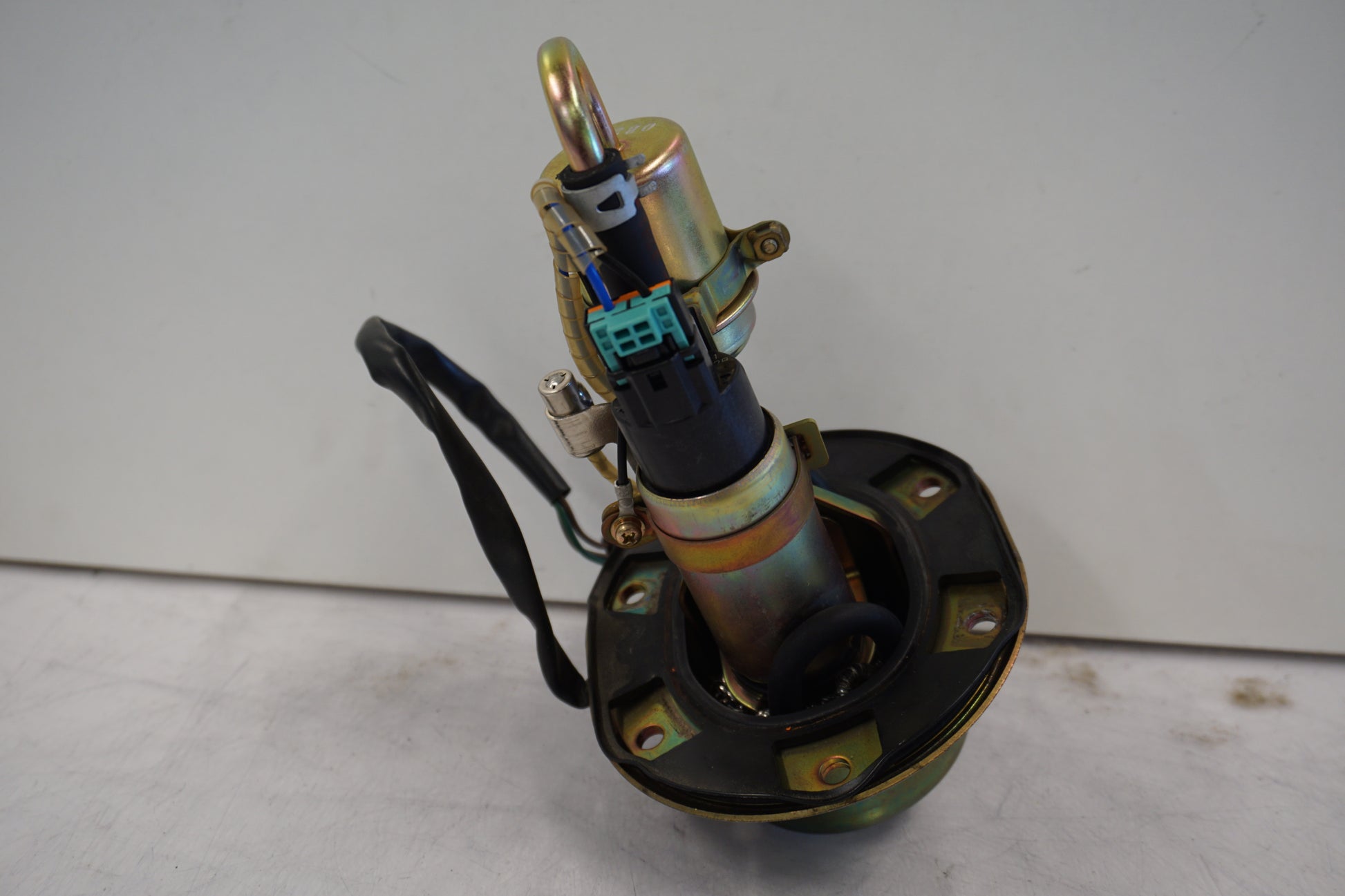 Vänster sida på Bensinpump insprut från en Honda CBR 900 RR -2000 motorcykel.