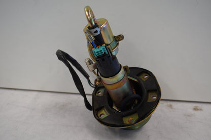 Vänster sida på Bensinpump insprut från en Honda CBR 900 RR -2000 motorcykel.