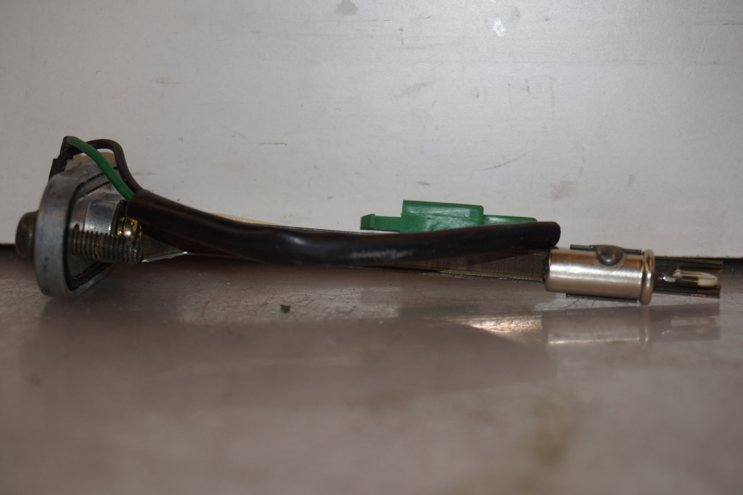 Baksidan på Bensintankgivare från en Yamaha YZF 1000 R -1999 motorcykel.