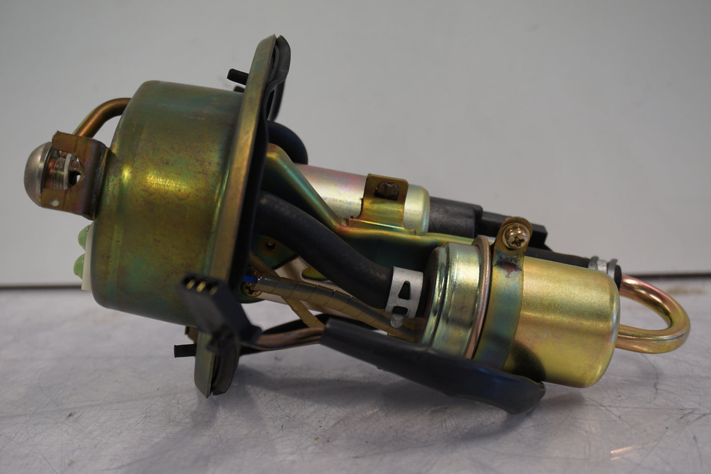 Snett nerifrån på Bensinpump insprut från en Honda CBR 900 RR -2000 motorcykel.