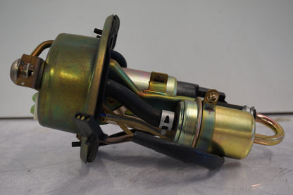 Snett nerifrån på Bensinpump insprut från en Honda CBR 900 RR -2000 motorcykel.