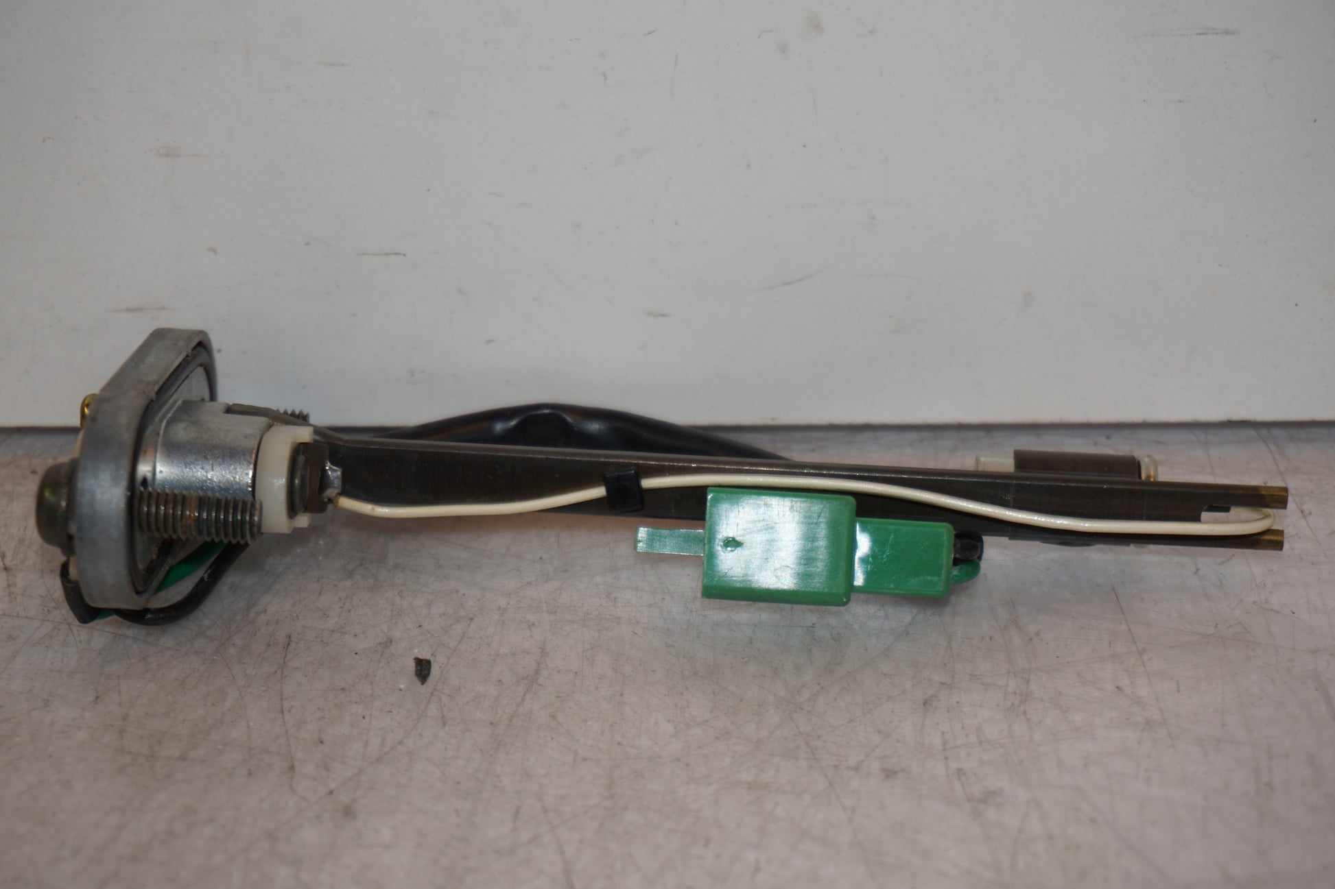 Vänster sida på Bensintankgivare från en Yamaha YZF 1000 R -1999 motorcykel.