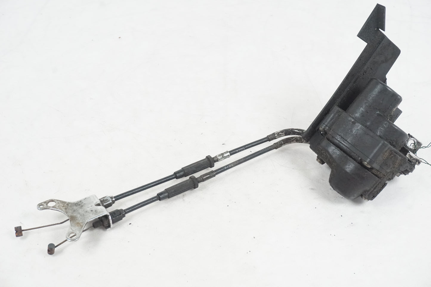 Framsidan på <p>Avgasspjällmotor från Yamaha YZF 1000 R1 2008.</p>

<p>Med vajrar.</p> motorcykel.